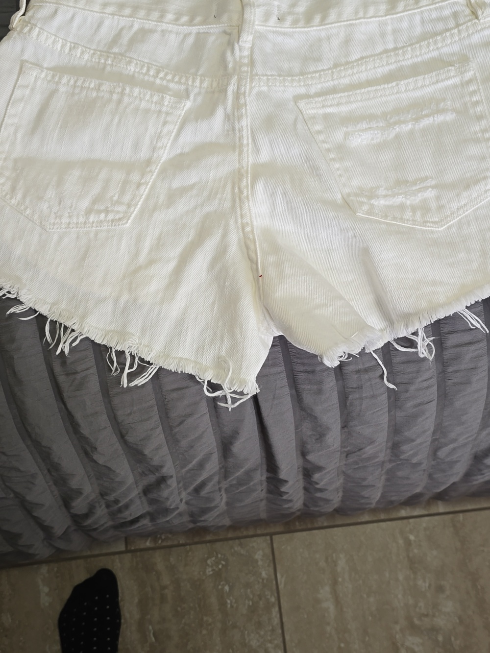 Free People Women’s White Distressed Denim Shorts Sz 29 Nwt - Picture 4 of 5